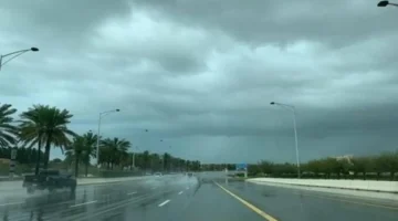 أمطار غزيرة وبرق ورعد تضرب أبوظبي مع انخفاض الحرارة